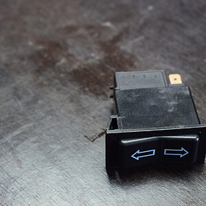 Intrerupator cu pozitie de revenire