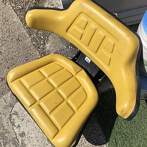 Scaun universal galben cu cotiere